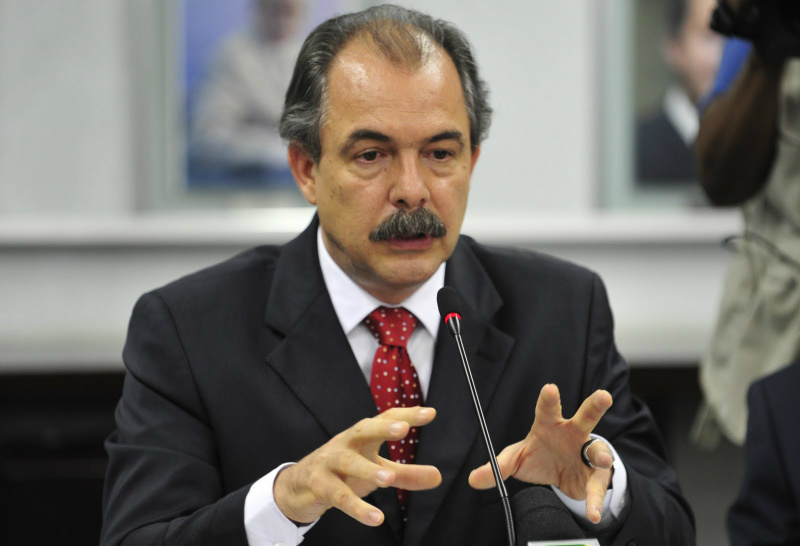 Dilma anuncia reforma ministerial A Casa Civil, até agora chefiada por Gleisi Hoffmann, será ocupada pelo atual ministro da Educação, Aloizio Mercadante