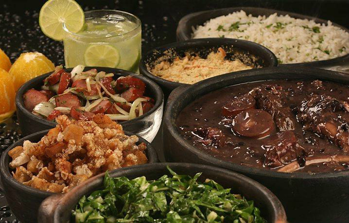 Será servida caipirinha, entre outras bebidas, e a feijoada com os tradicionais acompanhamentos, seguida de sobremesa.