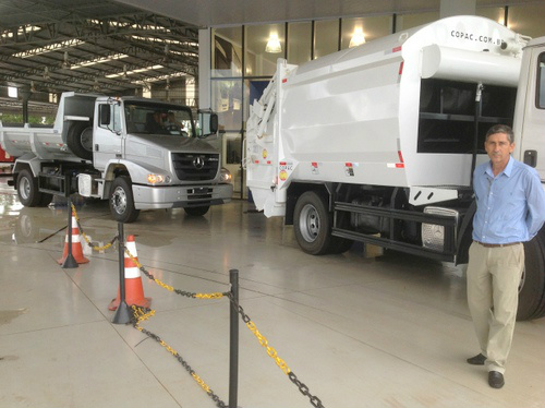 Antônio João recebe dois caminhões para a Secretaria de Obras