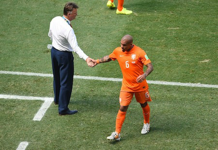 Robben ou Messi? Holanda e Argentina definem o segundo finalista nesta quarta Técnico Louis Van Gaal cumprimenta De Jong, que voltou a treinar mas é dúvida para o jogo desta quarta