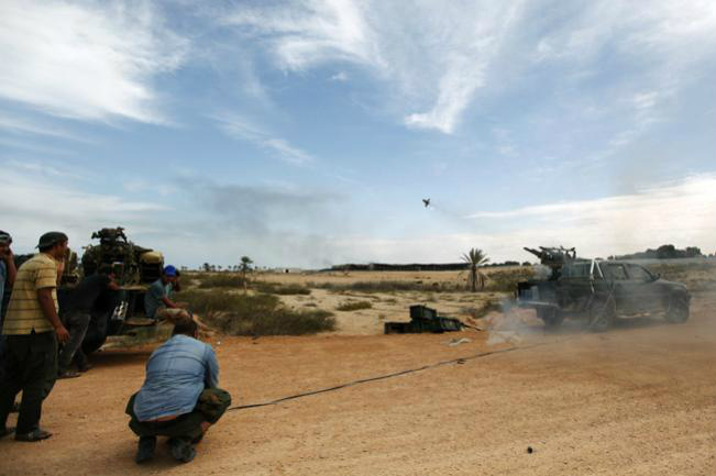 Combatentes líbios atacam base de Kadafi em Sirta