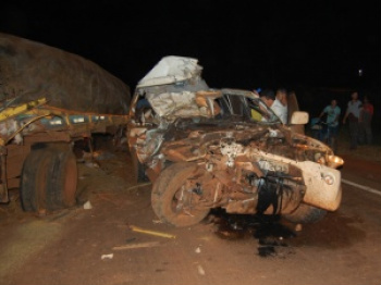 Jovem morre em acidente entre caminhonete e caminhão na BR-163