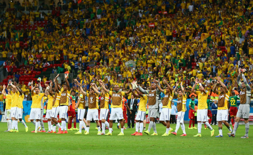 Jogadores do Brasil agradecem o carinho do torcedor em Brasília após a vitória sobre Camarões, no dia 23 de junho: expectativa, agora, é como será a recepção no retorno à capital
