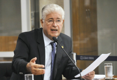 Requião: ‘quero que os corruptos no poder devolvam o nosso País’ Senador Roberto Requião (PMDB/PR) / Foto: Divulgação
