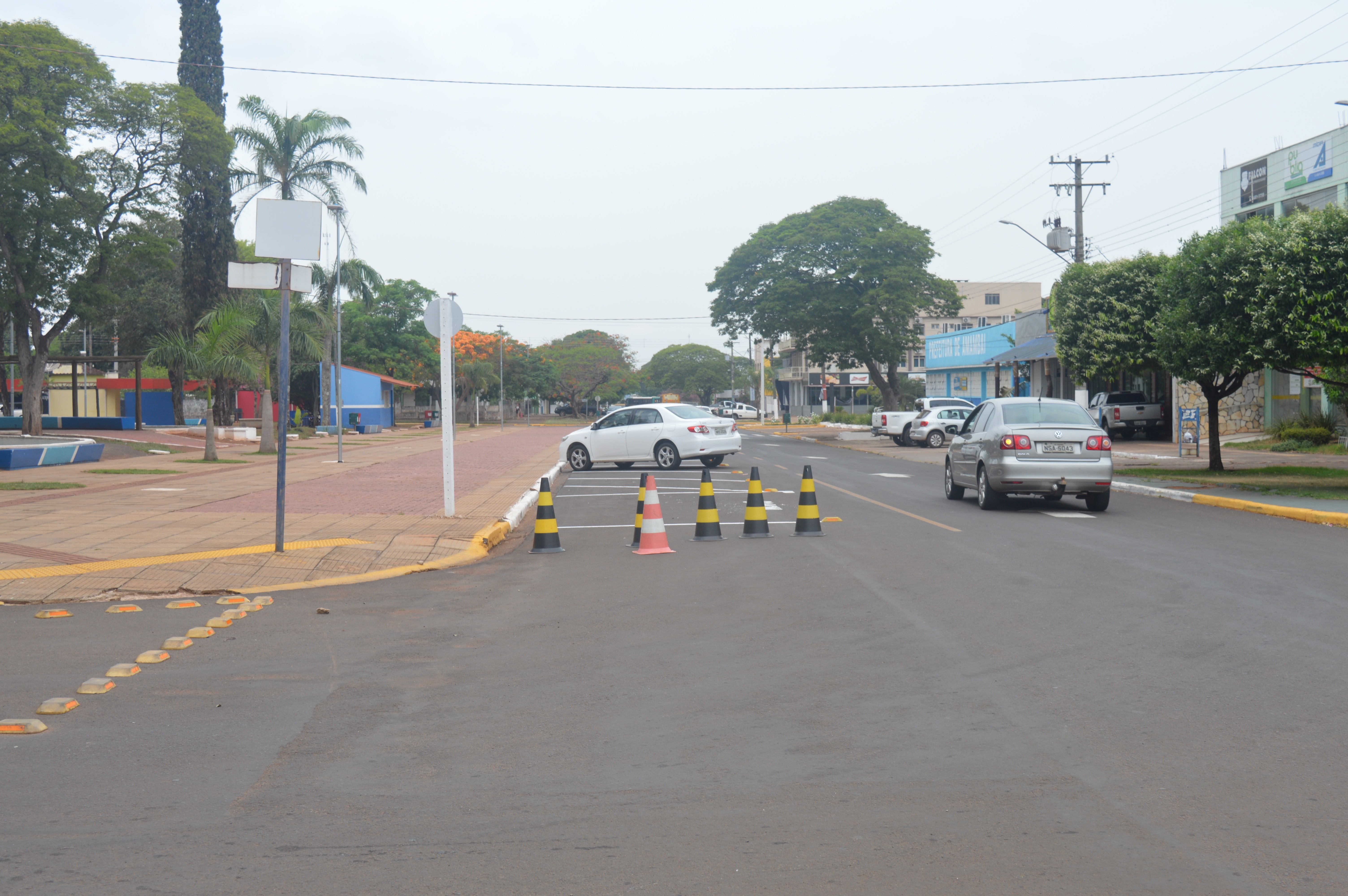 Recentemente implantada mão única na rua Sete de Setembro, na quadra em frente a Prefeitura / Foto: Moreira Produções
