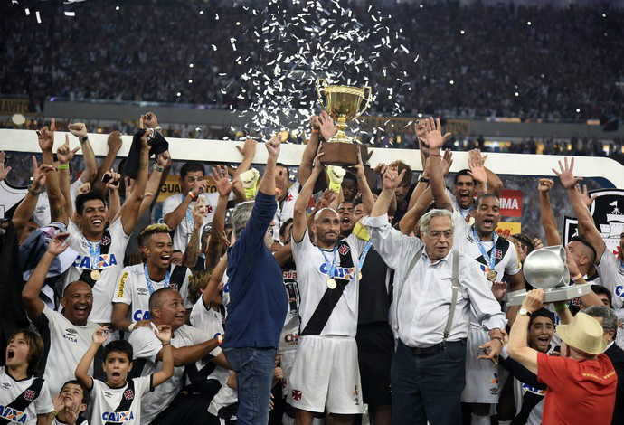 Vasco volta a bater Botafogo e é campeão carioca após 12 anos Capitão do Vasco, Guiñazu ergue a taça do Campeonato Carioca (Foto: André Durão/GloboEsporte.com)