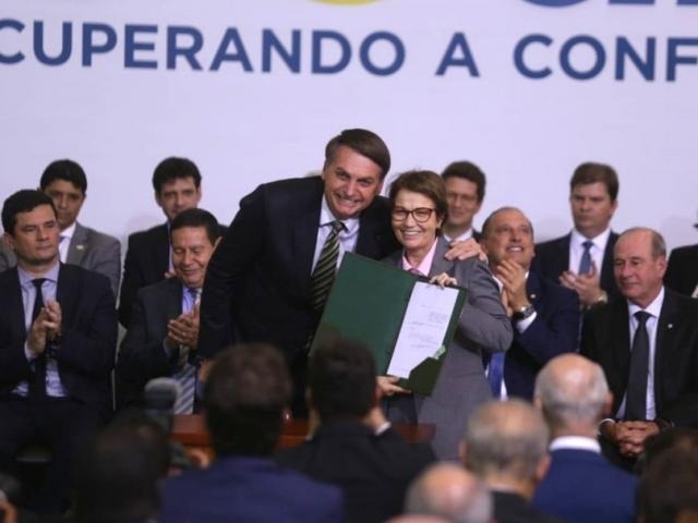 Bolsonaro revoga decreto e libera plantio de cana-de-açúcar no Pantanal Bolsonaro e Tereza Cristina, em ato dos 300 dias de governo que apresentou decreto para o setor sucroalcooleiro; zoneamento da cana-de-açúcar foi derrubado. (Foto: Guilherme Martimon/Mapa