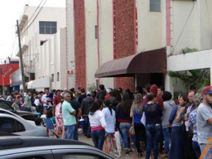 Estudantes brasileiros madrugaram em Pedro Juan na esperança de conseguir vaga em medicina (Foto: Amambay Digital)