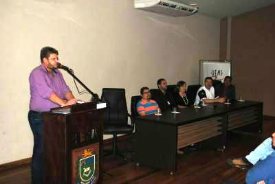 O professor Fabricio é um dos organizadores do livroFoto: Nivalcir Almeida