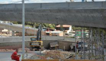Demolição de viaduto em BH é concluída, mas avenida segue interditada Viaduto Guararapes que desabou na última quinta-feira (3), deixando dois mortos e 23 feridos - Marcello Casal Jr/Agência Brasil