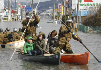 Metade da população de cidade japonesa arrasada por tsunami está desaparecida Cidade está coberta pela lama.