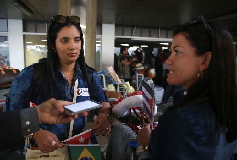 Em Brasília, Leibes Reis e Isabela Sarmento preparam-se para voltar a Cuba.