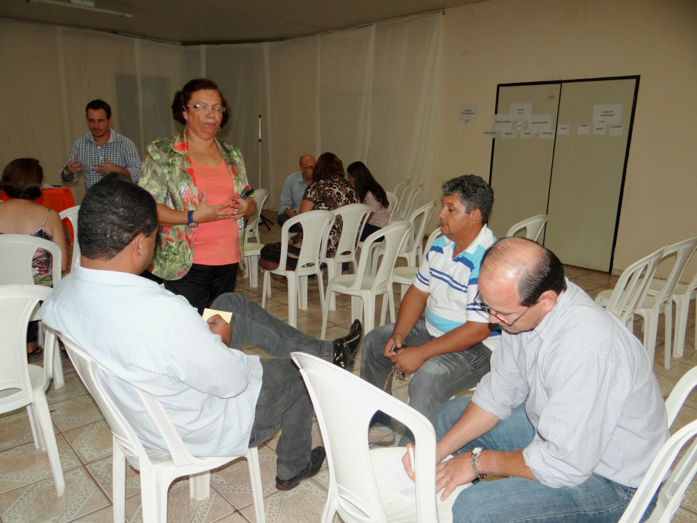 Oportunidades de Negócios é tema de debate em Amambai O tema foi abordado pela consultora do Sebrae, Valdenice de Oliveira, e após os participantes discutiram em grupos as oportunidades. / Foto: Moreira Produções