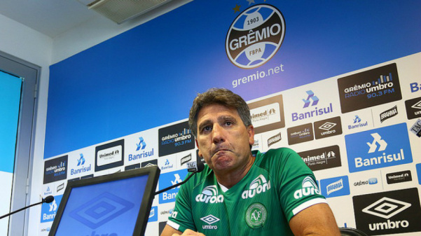 Renato Gaúcho veste a camisa da ChapecoenseFoto: Divulgação