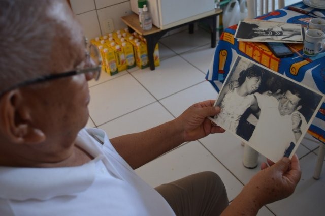 Último nome que Alzheimer levou foi o de Davi, que há 10 anos vive pela esposa Nas fotografias estão os laços invisíveis. (Foto: Thailla Torres)