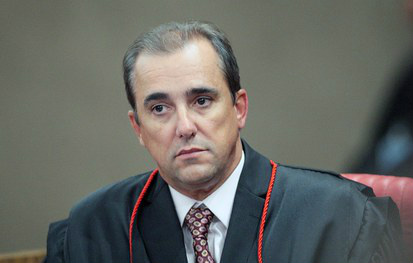 Coligação Muda Brasil e PSDB apresentam ação contra Dilma