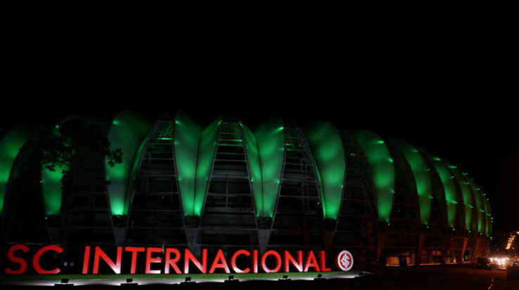 Beira-rio muda de cor em homenagem à ChapeFoto: Divulgação