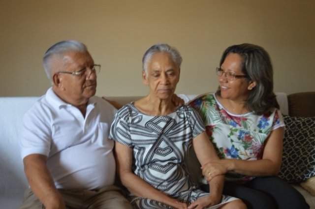 Último nome que Alzheimer levou foi o de Davi, que há 10 anos vive pela esposa Ela está sempre na companhia da família. (Foto: Thailla Torres)