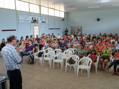 Prefeito de Amambai, Sérgio Barbosa, durante encontro com professores da Reme