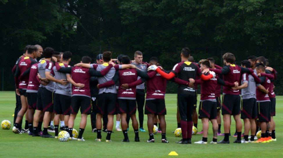 Time do São Paulo presta homenagens à ChapeFoto: Divulgação