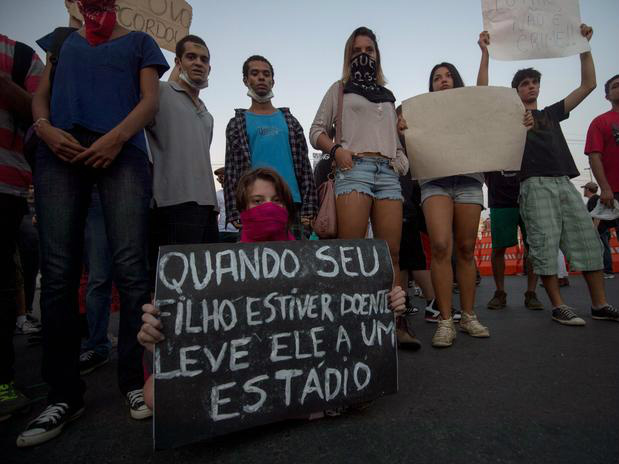 Manifestantes protestam no Rio contra aumento das passagens e remoções da Copa Eles se concentraram na Praça Saens Peña, na Tijuca, e iniciaram uma caminhada pelas ruas do bairro, gritando palavras de ordem contra a Fifa e o aumento do preço das passagens
