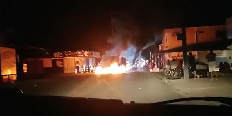 Com apagão, Macapá vive noite de desespero, com protesto e repressão policial Sofrendo sem energia desde terça-feira (3), moradores de bairros periféricos de Macapá fizeram protestos na noite de ontem (6) - Reprodução/ Youtube