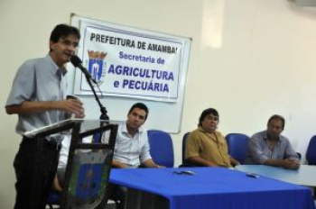 Prefeito Dirceu Lanzarini durante anúncio da construção das casas. Foto: Assessoria  