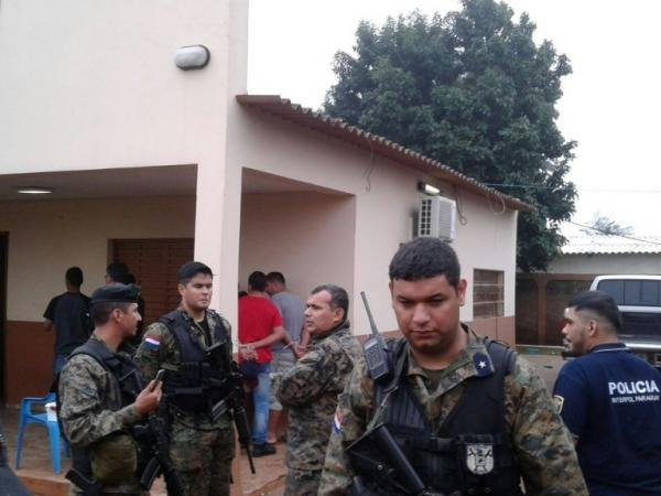 Policiais paraguaios na casa onde brasileiros foram presos nesta quarta-feira (7) (Foto: Divulgação)