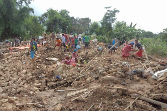 Até o momento, o balanço aponta para aproximadamente 7 mil mortos e 14 mil feridos em Katmandu - Durga Lal K.C./EPA/Agência Lusa