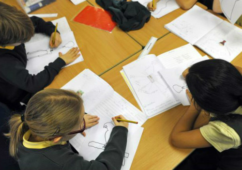 Projeto do governo quer ensinar que não existem atividades específicas para meninos ou meninas