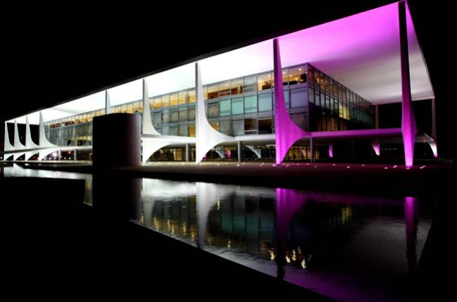 Outubro Rosa chega ao Palácio do Planalto Iluminação de edifícios e monumentos intenciona chamar atenção para a prevenção do câncer de mama