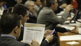 Distritão valerá nas eleições de 2018 e 2020; votação dos destaques volta às 10h Deputados retomarão a votação dos destaques da proposta de reforma política na manhã desta quinta-feira