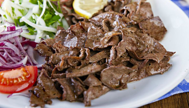 Truque com leite para fritar o bife de fígado tira cheiro forte e deixa macio