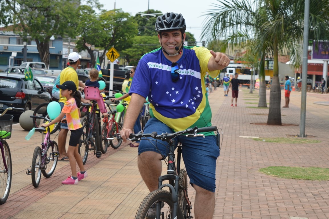 2ª Pedalada do 17 reuniu candidatos e apoiadores nesse domingo (8), em Amambai Candidato a prefeito de Amambai pelo PSL, Zé Bambil / Foto: Moreira Produções