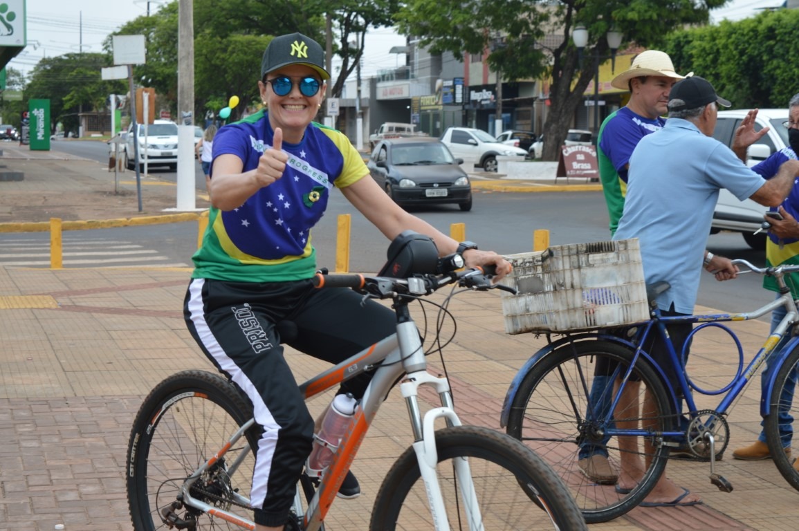 2ª Pedalada do 17 reuniu candidatos e apoiadores nesse domingo (8), em Amambai Cynthia Escobar é uma das candidatas a vereadora de Amambai pelo PSL / Foto: Moreira Produções