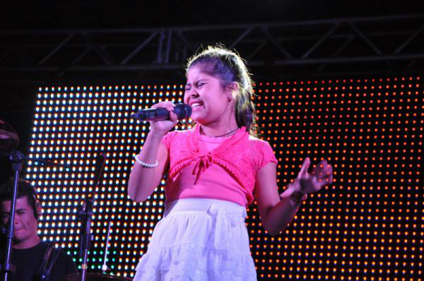 Jamille Delfin, vencedora da categoria gospel do Festibai 2013.