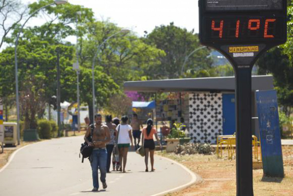 Em Brasília, a onda de calor fez com que os termômetros chegassem a 41ºC  / Foto: Wilson Dias/Agência Brasil