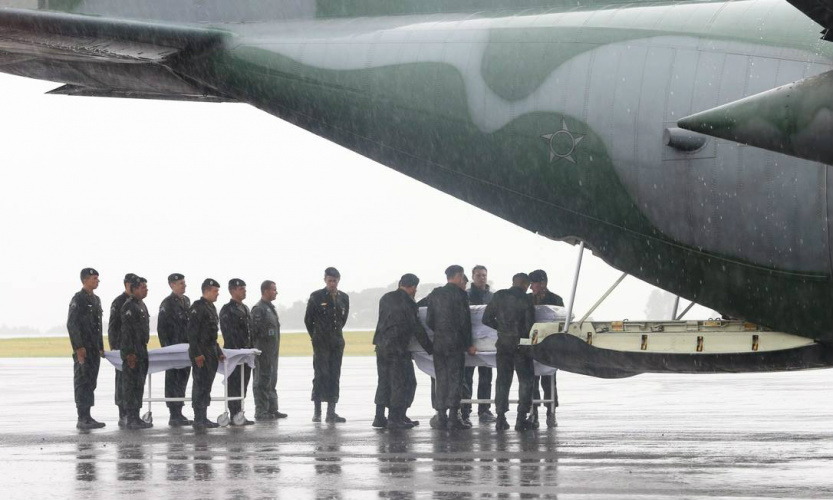 Debaixo de chuva e muita emoção, corpos das vítimas são recebidos em Chapecó Chegada de corpos no aeroportoFoto: Divulgação