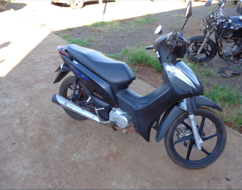 O rapaz foi preso por assalto à mão armada e furto de uma motoneta Honda Biz.