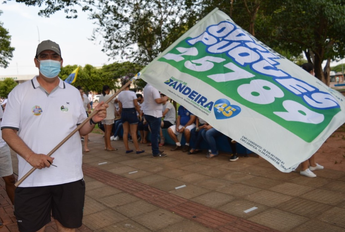Dr. Bandeira, Rodrigo e apoiadores promoveram "Abraço em Amambai" nesse domingo Odil Puques é candidato a vereador pelo DEM / Foto: Moreira Produções