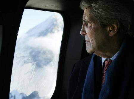 Secretário de Estado dos EUA, John Kerry, observa os alpes suíços durante deslocamento de helicóptero entre Davos e Zurique, na Suíça.