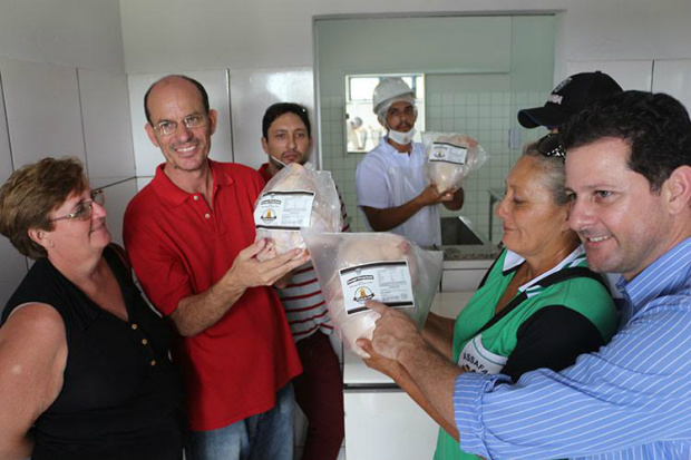 As autoridades que compareceram ao ato de inauguração puderam acompanhar o processo de produção, desde o abate à rotulação das aves / Foto: Decom