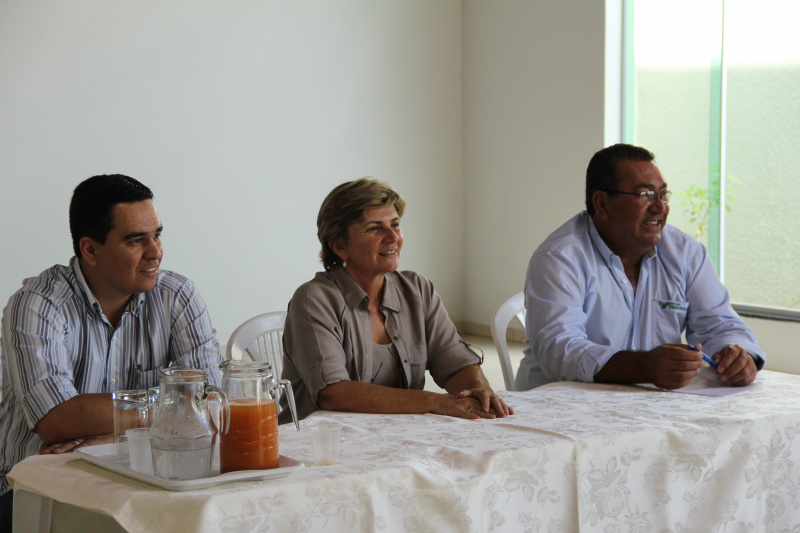 Sindicato Rural de Amambai discute novo sistema de identificação animal Presidente do SRA, Diogo Peixoto ,Diretora da Iagro, Maria Cristina e veterinário da Famasul, Horácio Tinoco.