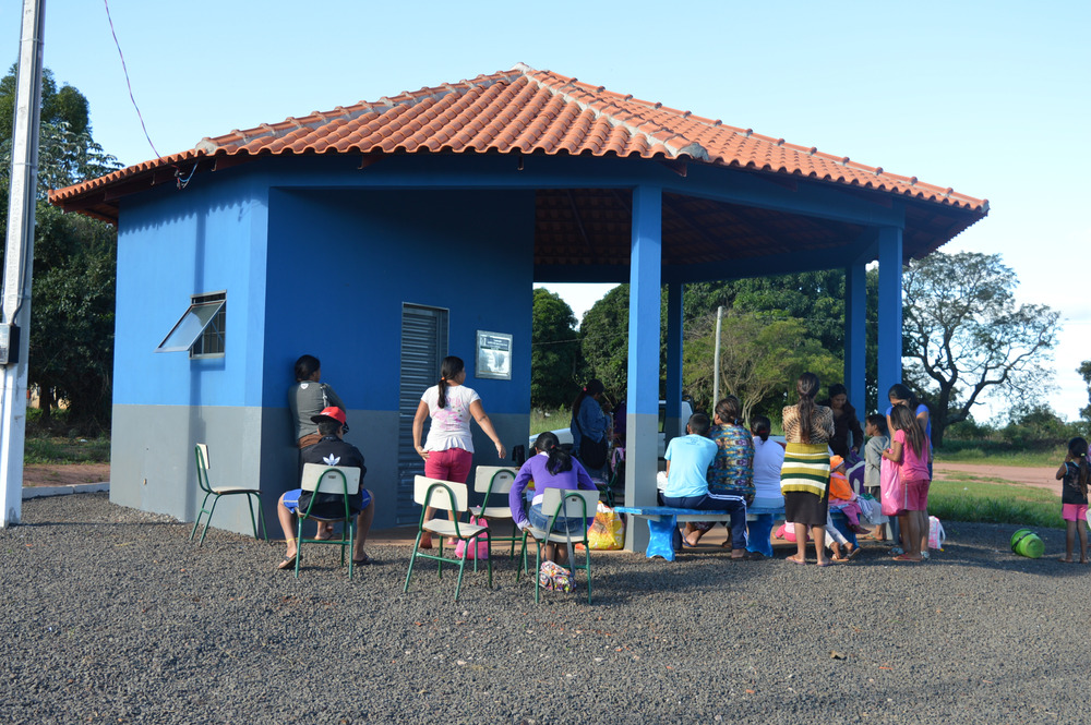 Associação de Amambai promove geração de renda para mulheres indígenas O quiosque utilizado para as reuniões fica localizado na rodovia que liga Amambai a Tacuru, em área indígena. / Foto: Moreira Produções