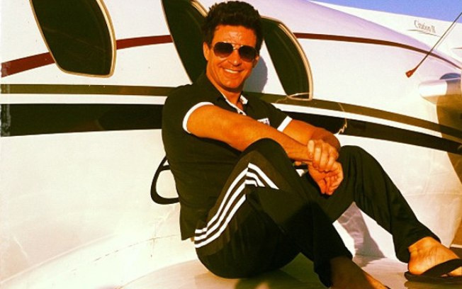 Cantor sertanejo fica ferido em pouso forçado de avião Cantor sertanejo fica ferido em pouso forçado de avião