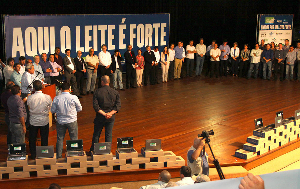 Edson de David e produtores participam de evento do Programa Leite Forte em CG Edson de David e produtores participam de evento do Programa Leite Forte em CG