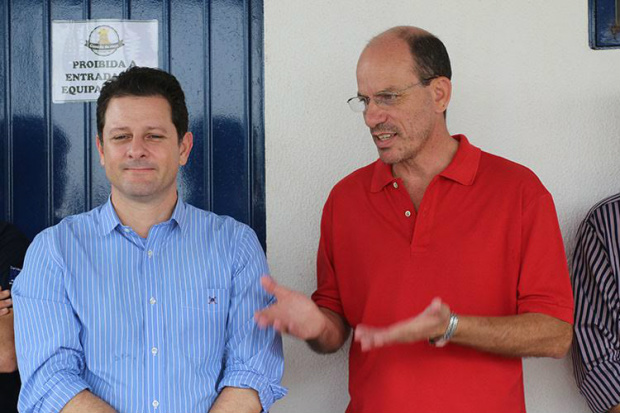 O abatedouro foi construido com recursos próprios do município. Na foto, o deputado Renato Câmara e o prefeito Sérgio Barbosa durante solenidade de inauguração / Foto: Decom