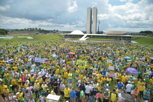 Protesto em defesa da Lava Jato reúne manifestantes em 200 cidades do Brasil Manifestação em defesa da Lava Jato reúne milhares de pessoas na Esplanada dos Ministérios / Foto: Marcelo Casal/Agência Brasil