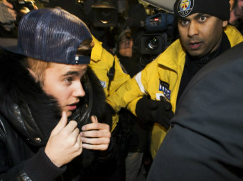A chegada de Bieber à uma delegacia de Toronto foi marcada pelo tumulto