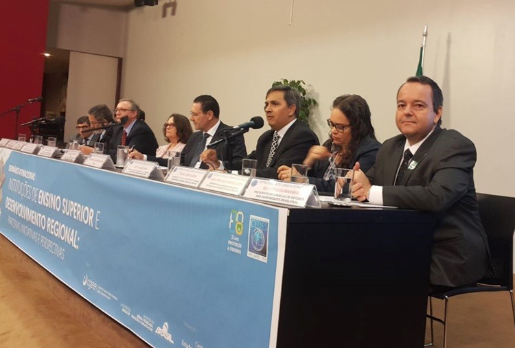 Reitor representou a Abruem no Seminário Internacional.